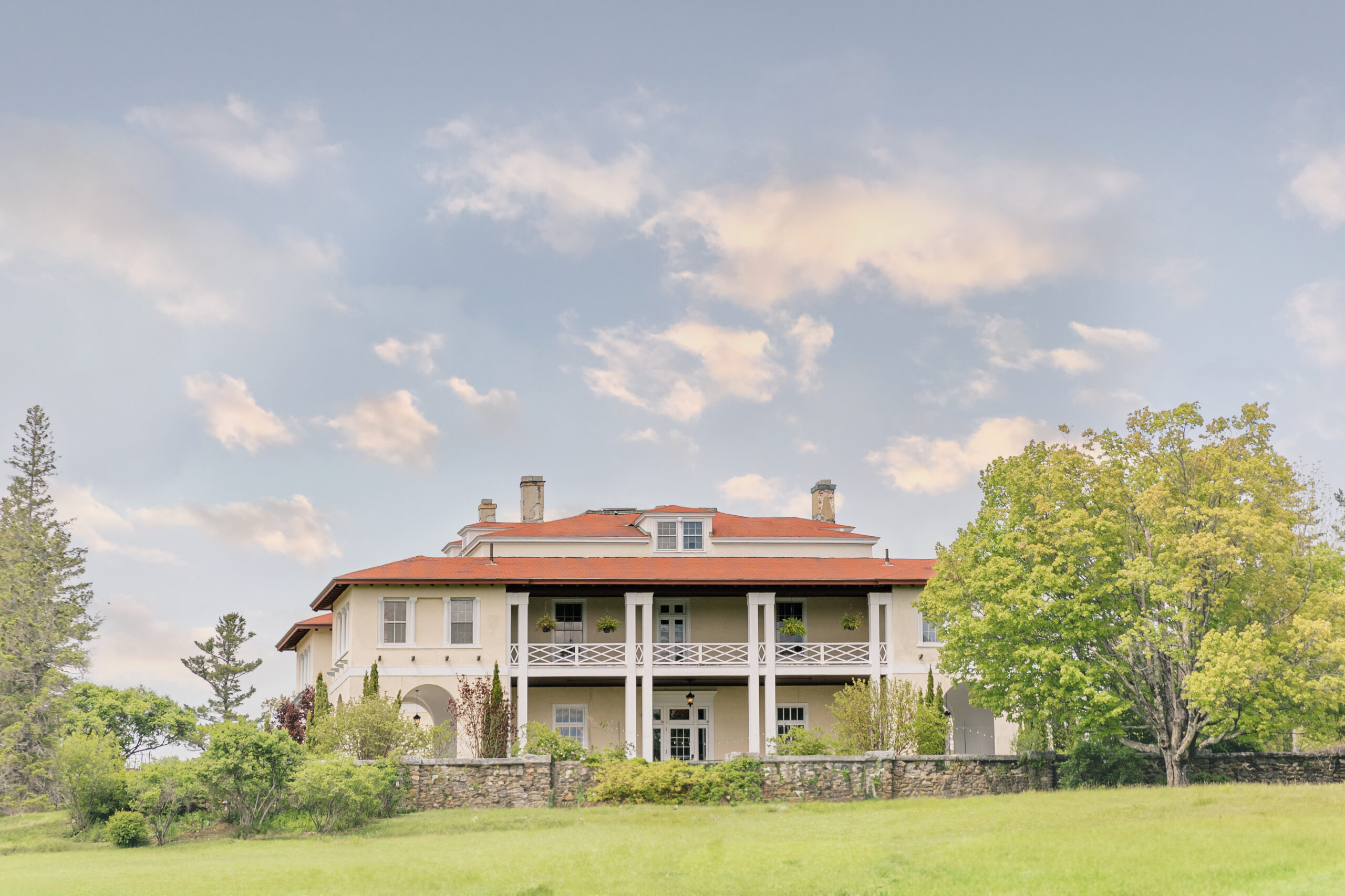 Aldworth Manor is a mansion wedding venue located in the picturesque countryside of Harrisville, New Hampshire.