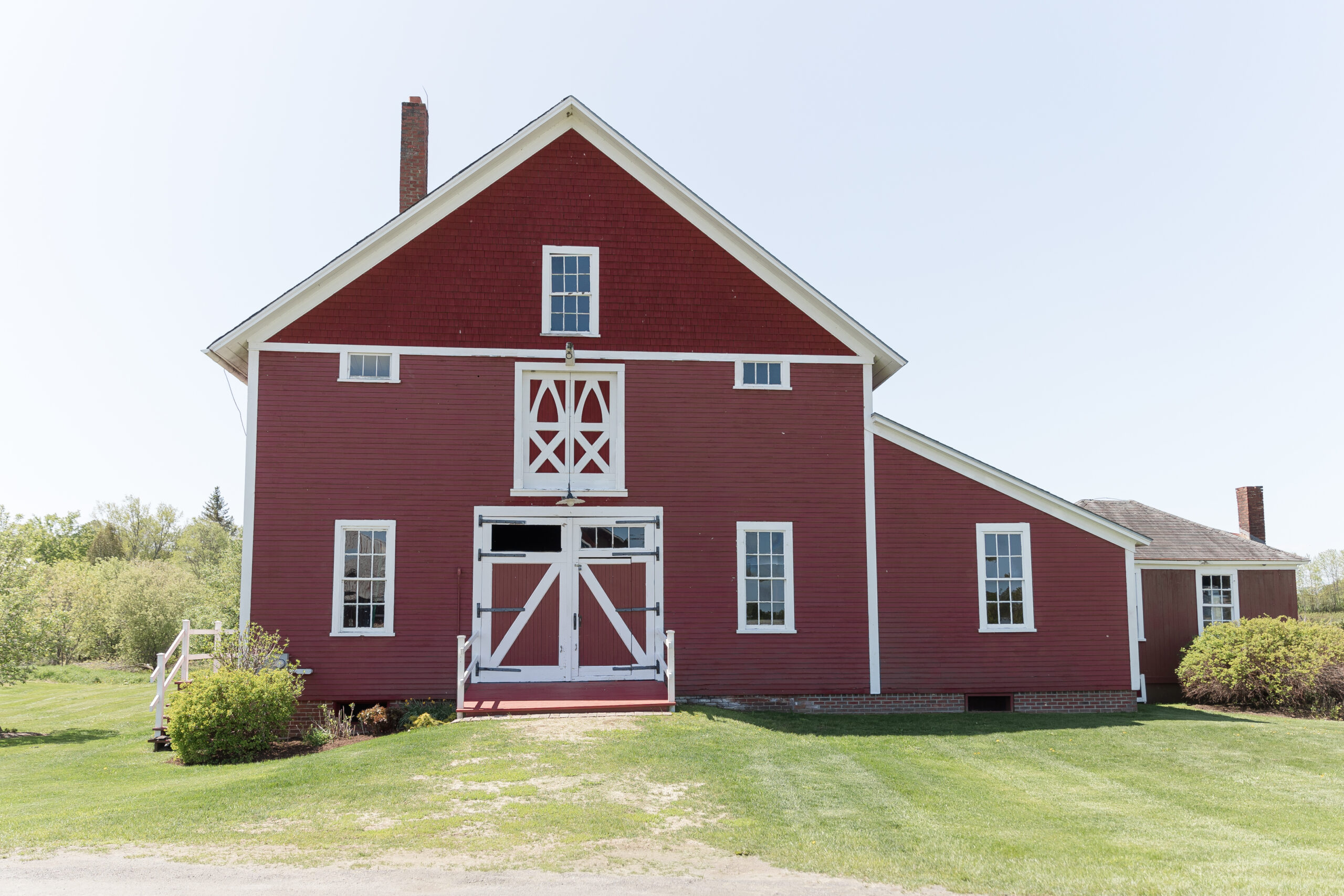 The Inn at Mountain View Farm is a rustic barn wedding venue located in East Burke, Vermont. Nestled amidst the breathtaking beauty of Vermont's rolling hills.