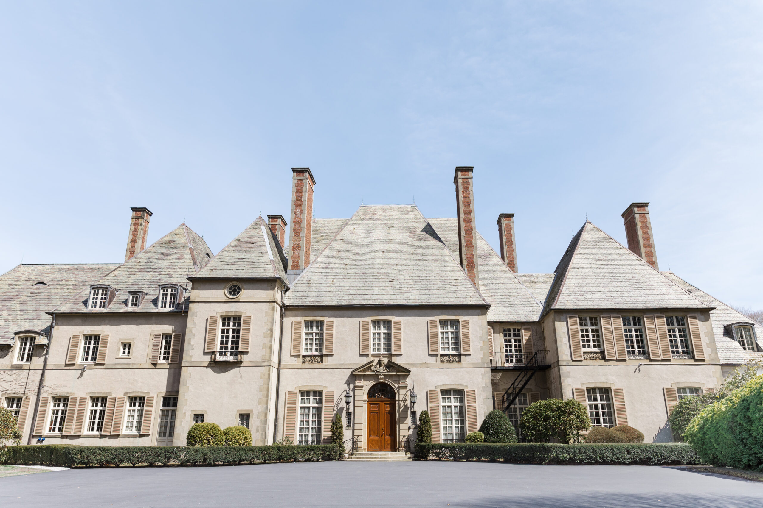 Glen Manor House is a historical mansion that serves as a wedding venue to couples in Rhode Island who are seeking a romantic setting for their wedding.